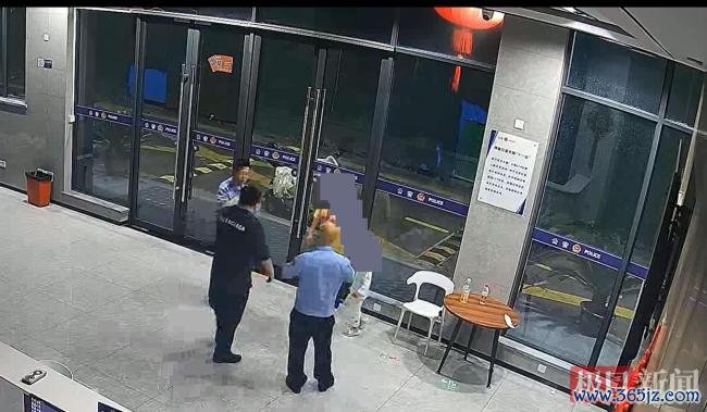 外出找姆妈走失男孩被民警揽入怀中 子母吉祥归家
