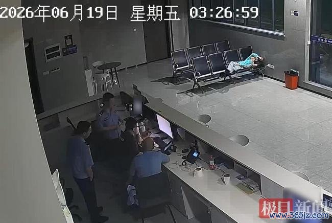 外出找姆妈走失男孩被民警揽入怀中 子母吉祥归家