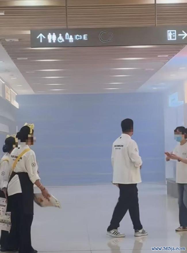 阛阓复兴地下一层骤然烟雾足够 烤箱故障所致