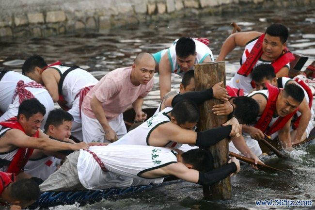 广东揭阳特点“龙舟抱桩”庆端午